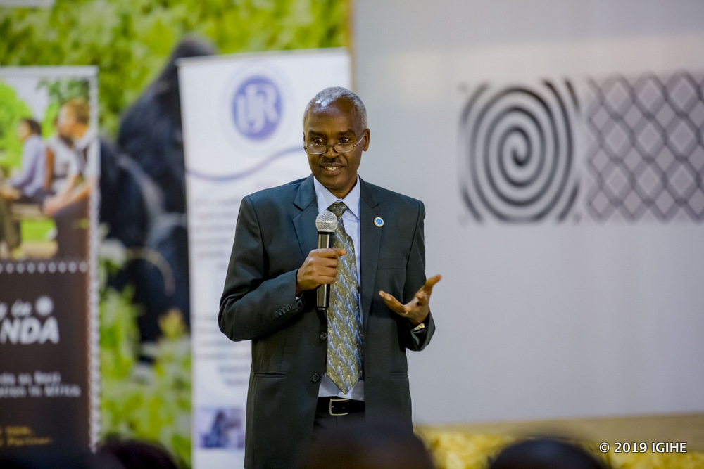 Dr Murigande ari gutanga ikiganiro ku banyeshuri b'abanyamahanga biga muri UR