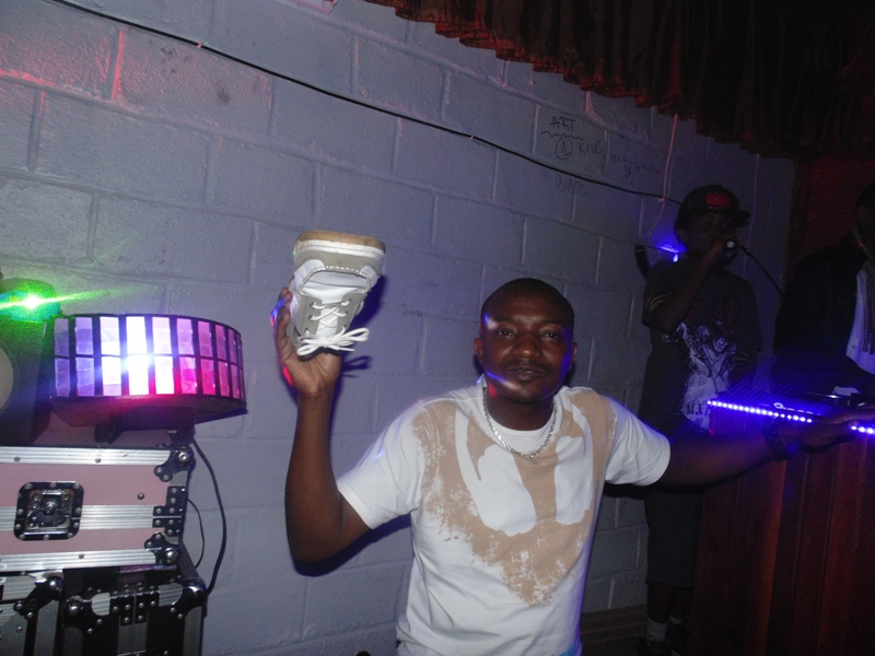 Ubwo M Izzo yaririmbaga indirimbo ye Inkweto, Vj Bissosso yavanyemo inkweto