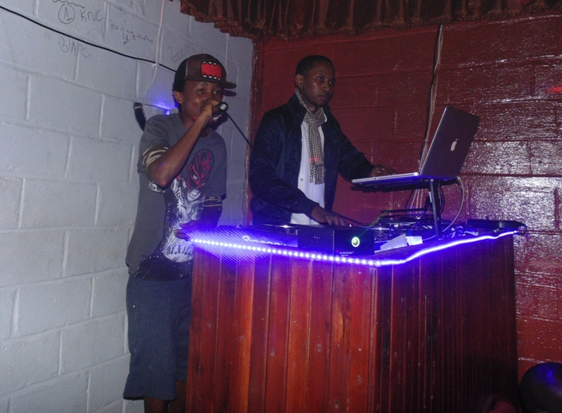 Umuhanzi M Izzo nawe yaboneyeho umwanya wo kumurika amashusho y'indirimbo ye nshya "Inkweto"