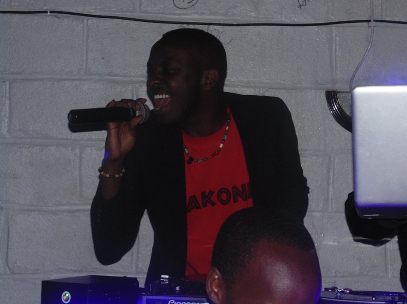 Umuhanzi Jules Sentore yaririmbye abantu barishima