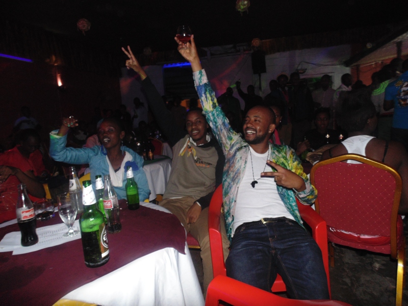 Bamwe mu bagize Itorero Inganzo Ngari bari baje gushyigikira umuhanzi Jules Sentore muri iki gitaramo