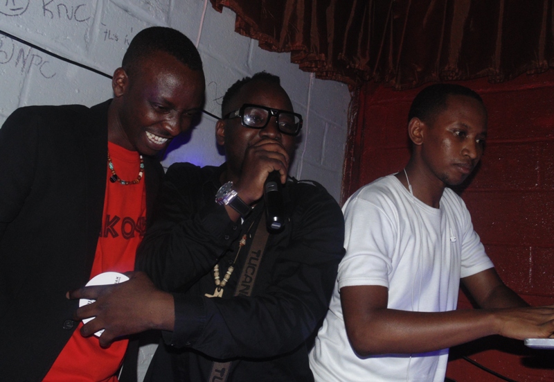 Jules Sentore yasekejwe cyane n'amagambo Mc Tino yamuvuzeho ko amaze imyaka icumi anywa "Coca-Cola"