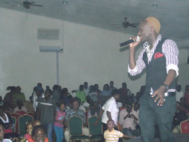 Indirimbo Akabajou yishimiwe n'abantu benshi mu gitaramo cy'Abarundi baba mu Rwanda cyabereye Sports View kuri iki Cyumweru