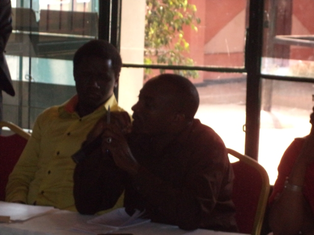 Bissoso atanga igitekerezo mu nama.