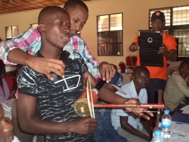 Uyu musore yerekanye uburyo 'Iningiri' igiye kumujyana muri Amerika kubera uburyo ayicuranga, yanasabye inkunga igera ku bihumbi 50 kugirango abonye ibyangombwa by'inzira. uyu ni David Bayingana umufatiye micro.