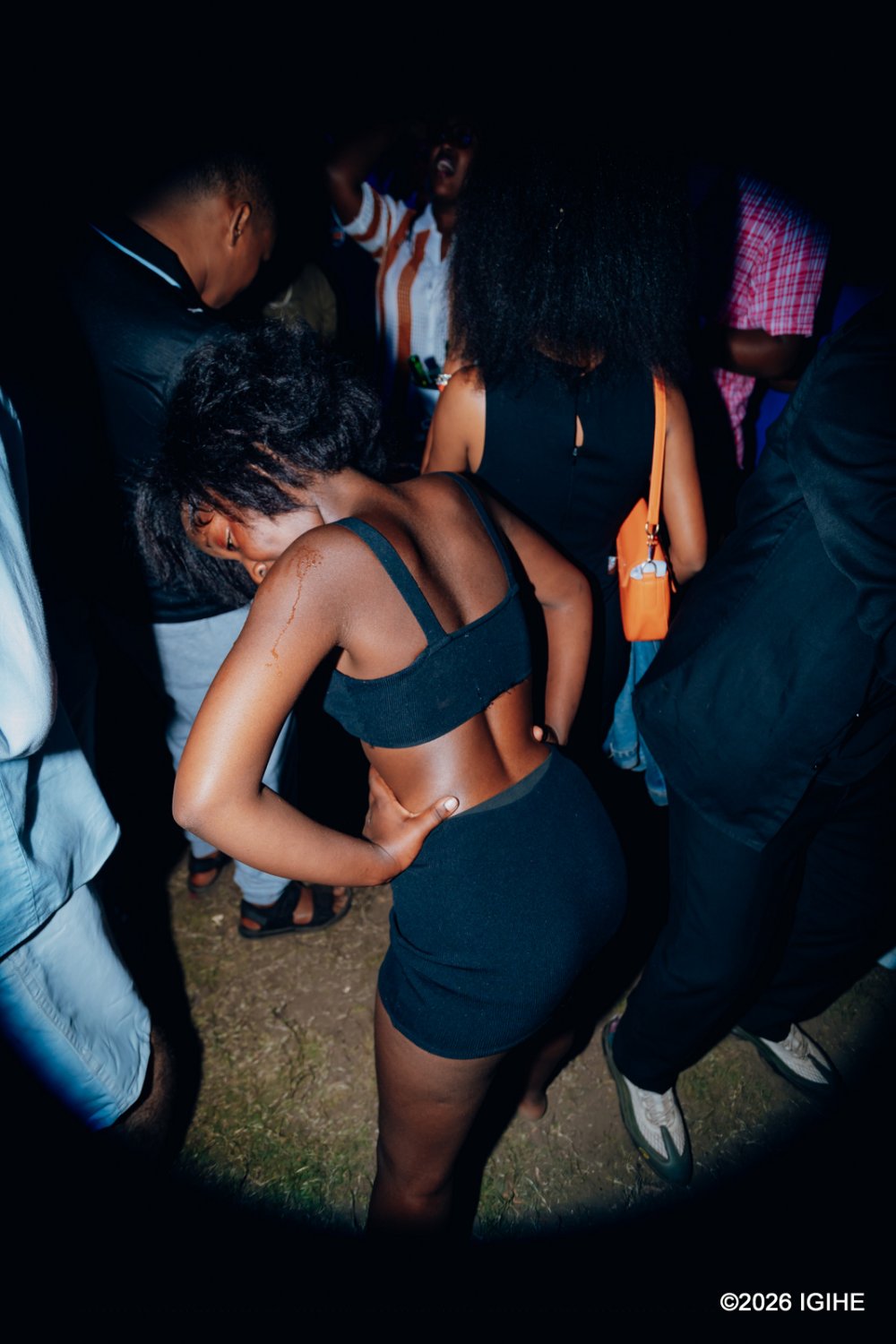 Abantu bari bambariye ibirori kandi bikajyana n'ibihe turimo by'Impeshyi