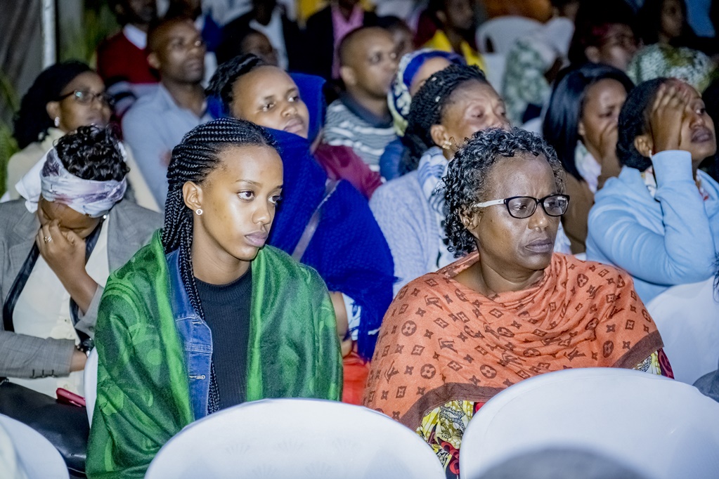 Nyampinga w’u Rwanda wa 2017, Iradukunda Elsa mu bitabiriye umugoroba w'ubuhamya ku buzima bwa Miss Muhikira