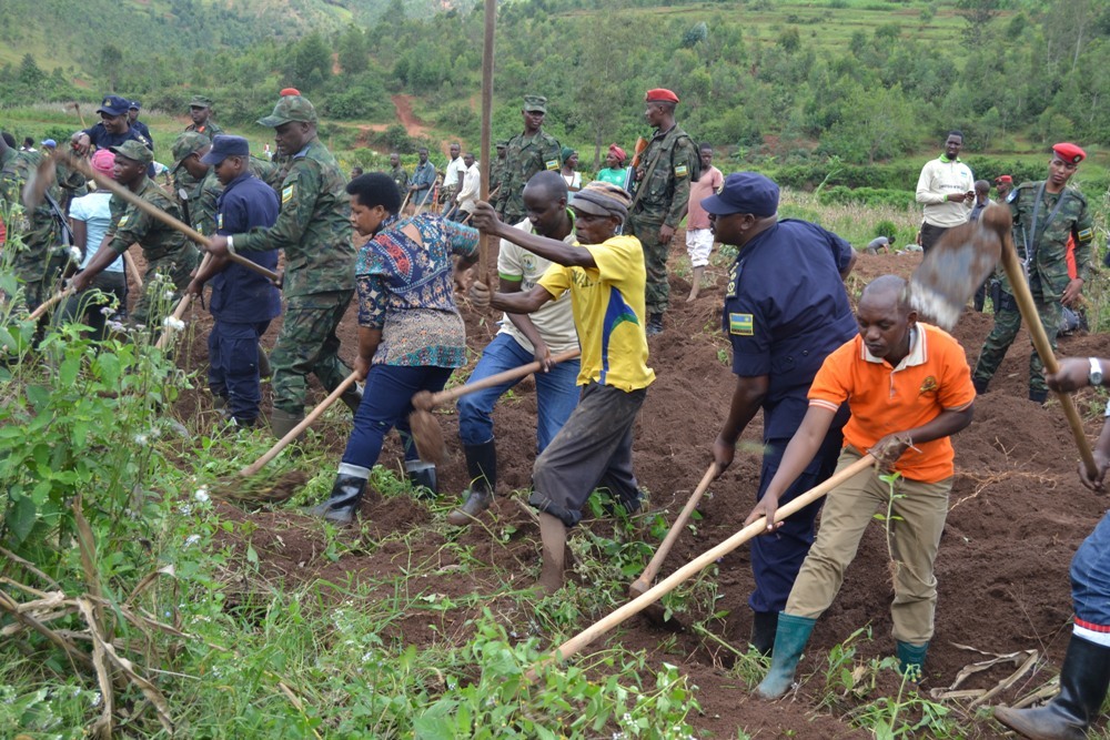 Abaturage, ingabo, polisi n'abandi bayobozi mu gikorwa cy'umuganda wo gutangiza icyumweru cy'ibikorwa byahariwe ingabo