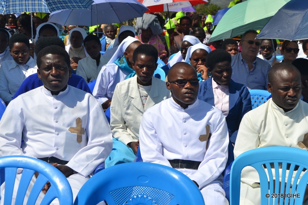 Abafureri b'Abayozefiti nabo bari bitabiriye isengesho ryo kuzirikana Ijyanwa mu Ijuru rya Bikira Maria