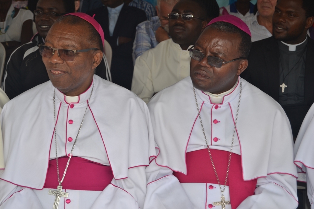 Musenyeri Filipo Rukamba (ibumoso) na Musenyeri Hakizimana wa Gikongoro na Cyangugu