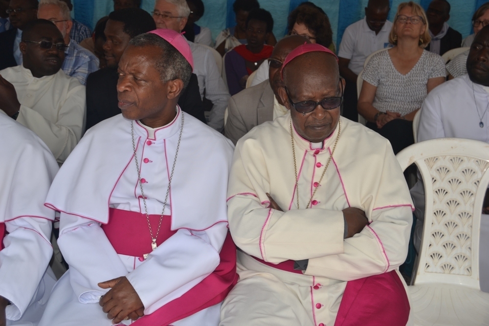 Musenyeri Nzakamwita (iburyo) na Musenyeri Harolimana Vincent wa Ruhengeri