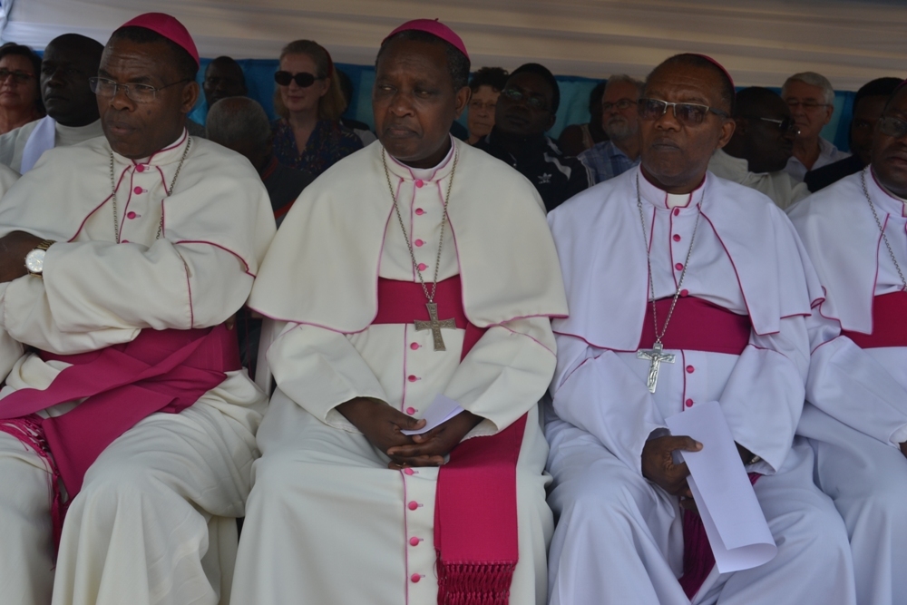Musenyeri Mwumvaneza (ibumoso), Musenyeri Kambanda (hagati) na Musenyeri Rukamba (iburyo) bitabiriye uyu muhango