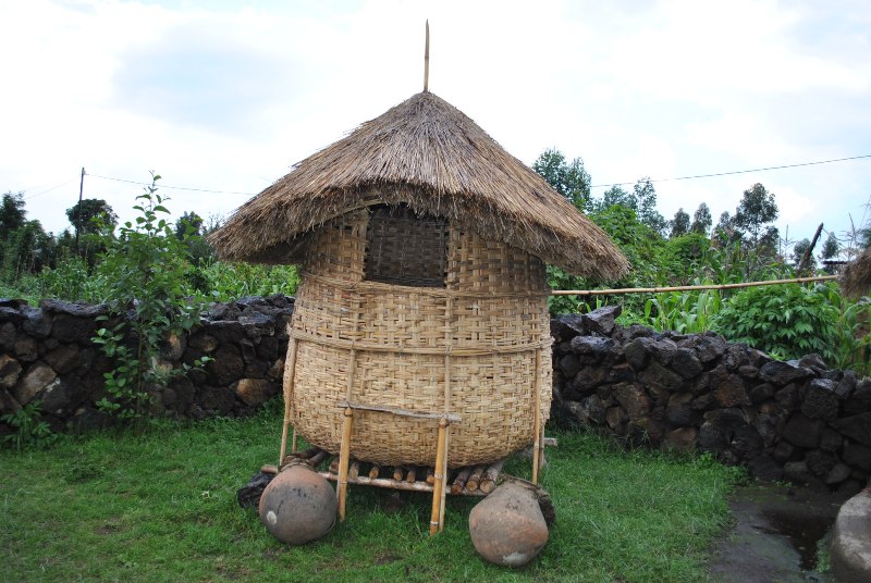 Hari n'ikigega kigaragaza umuco wo kuzigama imyaka hambere