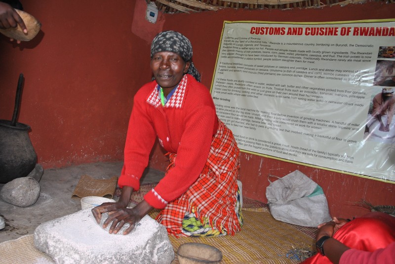 Arakoresha urusyo n'ingasire yifashishwaga mu gusya amasaka