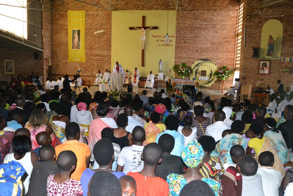Abakomorewe amasakaramentu ni abagabo 16 n’abagore babiri basengera muri Paruwasi ya Rugango, basabye imbabazi imiryango igera kuri 60 yiciwe abayo bari bahahungiye muri Jenoside yakorewe Abatutsi