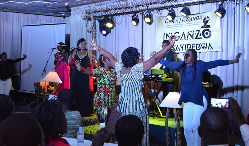 Mu ndirimbo 'Rwagasana' abo mu muryango we bayibyinnye