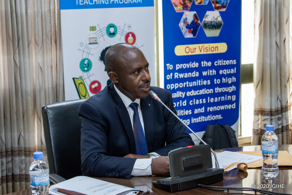 Minisitiri Mutimura yashimye uburyo abakobwa batsinze cyane uyu mwaka