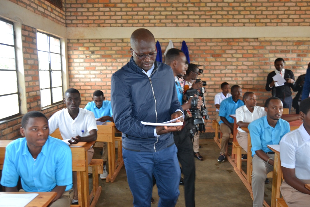 Umuyobozi wa REB, Dr Ndayambaje aha abanyeshuri impapuro zo gukoreraho ibizamini