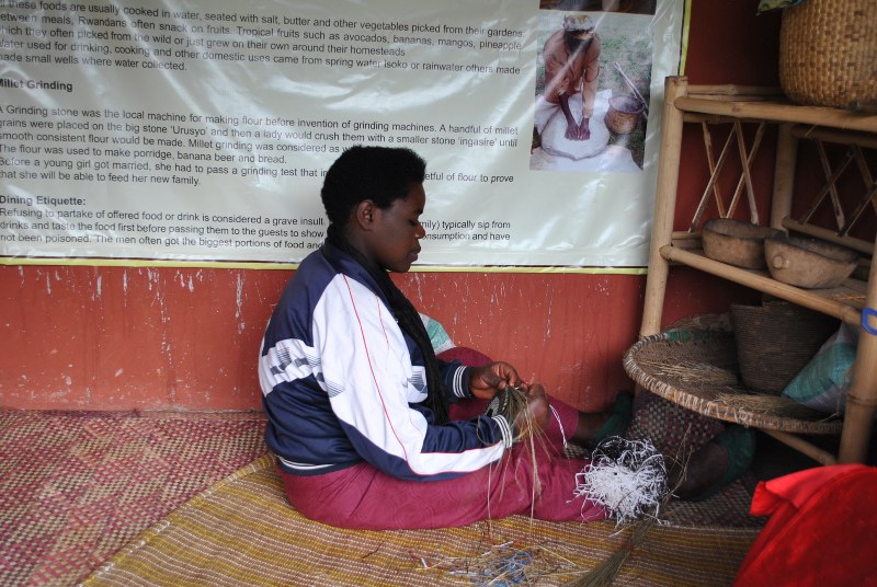Umudugudu ndangamuco uzwi nka ‘Iby’iwacu Cultural Village’ ufite ibohero ribarizwamo abari nk'uko byari bimeze mu Rwanda rwo hambere