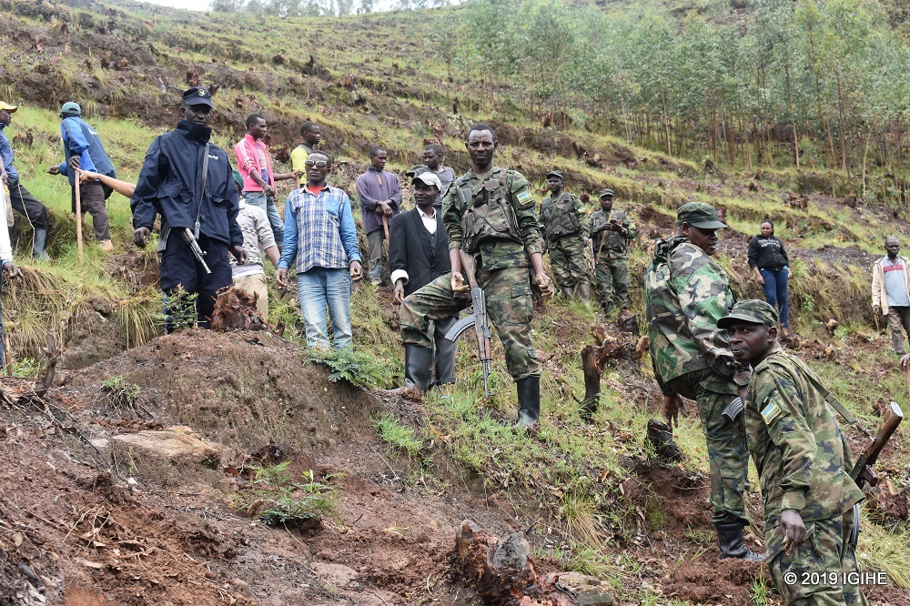 Ingabo na Polisi zifatanyije n'abaturage mu muganda rusange ngarukakwezi
