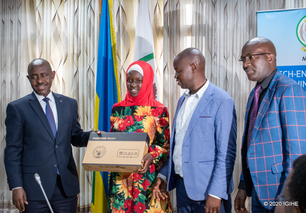 Umurerwa Djazira (iwa kabiri ibumoso) wigaga muri ES Saint Francois Shangi, yabaye uwa mbere mu ishami rya BCG(Biology-Chemistry-Geography).