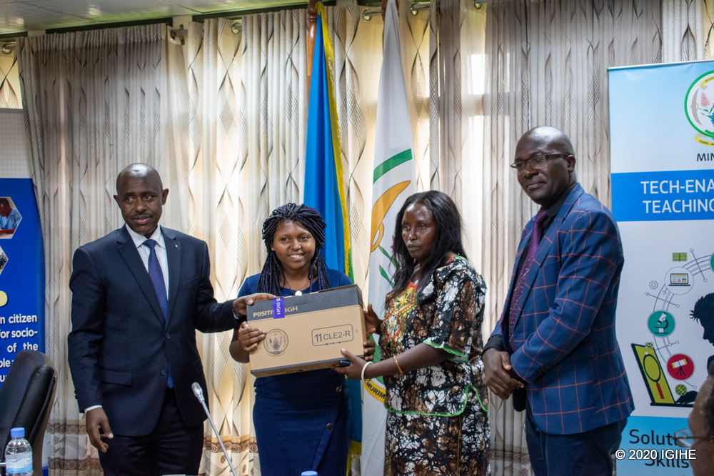 Izanyibuka Yvette wigaga muri ES Sancta Maria Karambo, yabaye uwa mbere mu ishami rya MCE (Mathematics-Computer Science-Economics)
