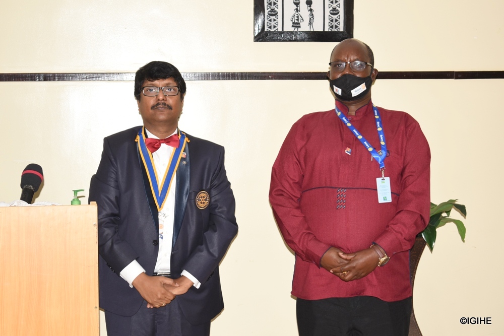 Umuhinde Jwala Kumar wagizwe Umuyobozi w'Umuryango w’abagiraneza wa Rotary Club Kigali-Virunga ari kumwe na Birungi Paul Masterjerb wigeze kuba Umuyobozi Wungirije Guverineri wa Rotary District 9150