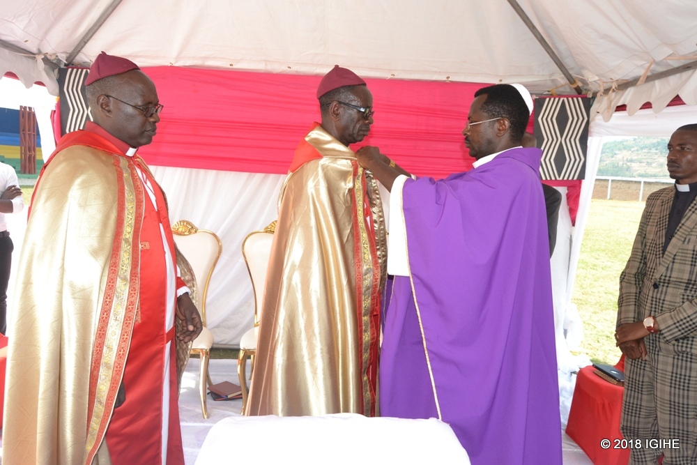 Ubwo Musenyeri Nyiringoga yimikwaga kuri iki Cyumweru