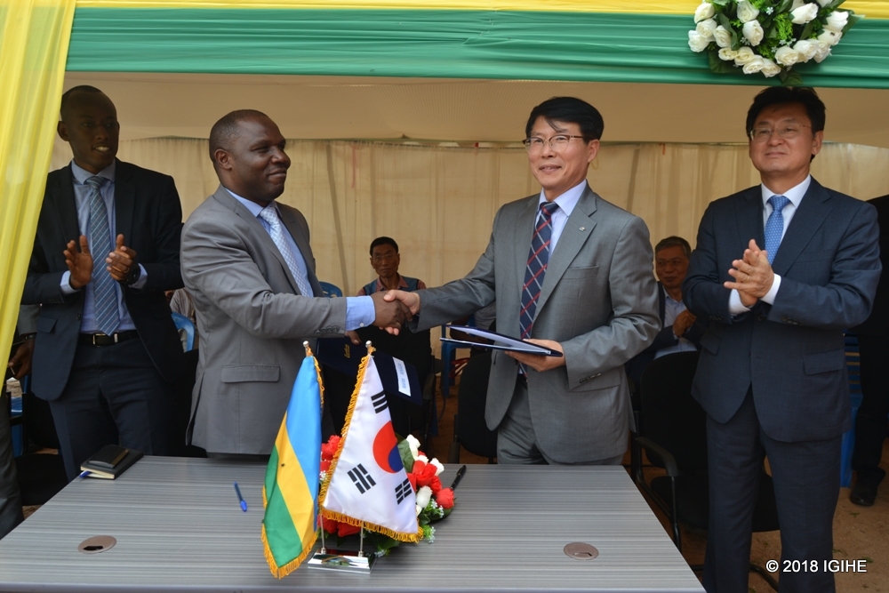munyamabanga Uhoraho muri Minisiteri y’Ubuhinzi n’Ubworozi, Musabyimana Jean Claude ahererekanya inyandiko na Ambasaderi wa Korea y’Epfo mu Rwanda, Kim Eung-joong
