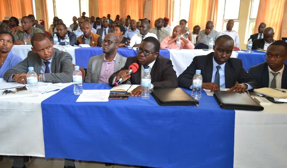 Umuyobozi w'Akarere ka Nyaruguru, Habitegeko atanga igitekerezo muri iyi nama