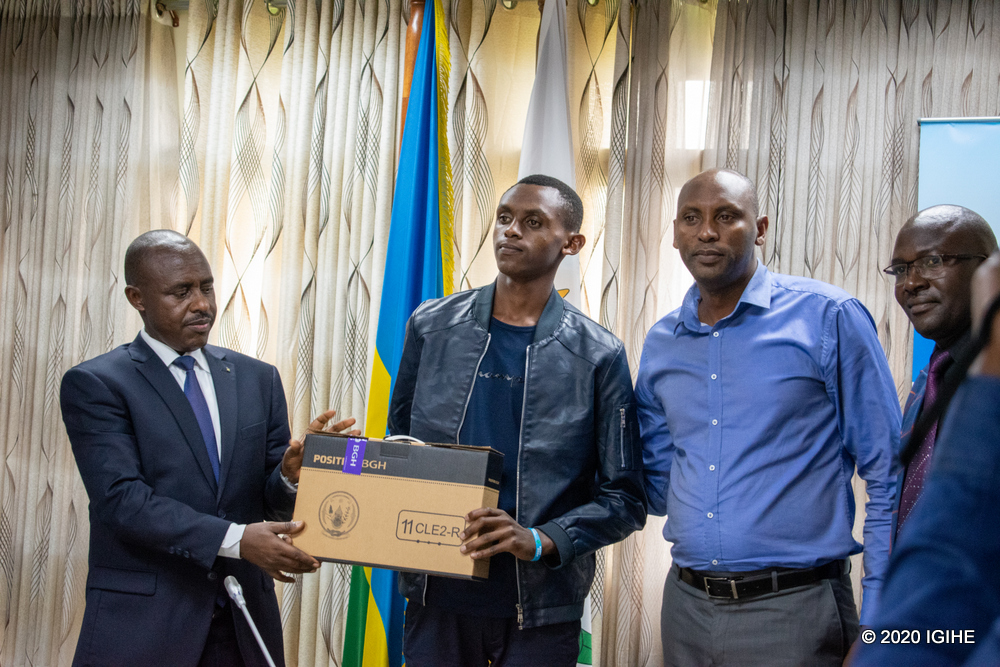 Minisitiri Mutimura ahemba umwe mu bahungu bitwaye neza