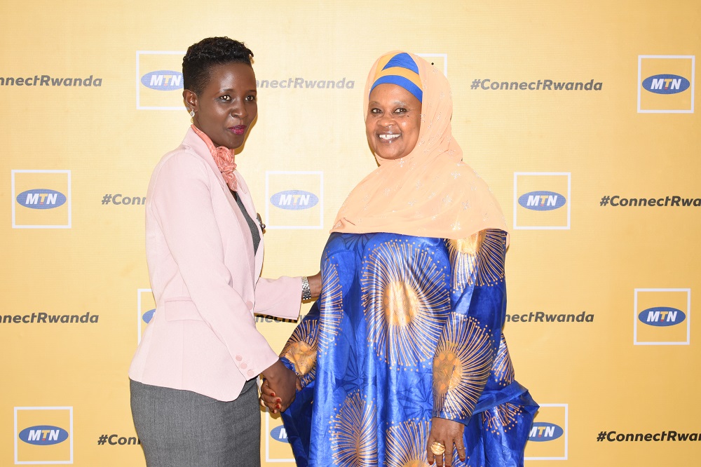 Umunyamabanga Nshingwabikorwa w’Inama y’Igihugu y’Abagore, Kamanzi Jackline, asuhuzanya n'Umuyobozi wa MTN Foundation, Mukarubega Zulfat a n'Umuyobozi wa MTN Foundation, Mukarubega Zulfat
