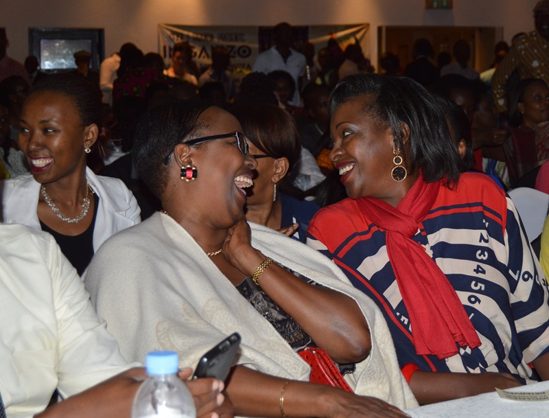 Kayirebwa yacishagamo akabatera urwenya na bo bagakubita igitwenge