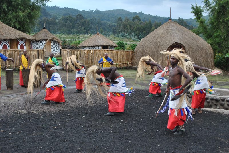 Muri uyu Mudugudu intore ziba zivuna sambwe zisusurutsa ba mukerarugendo