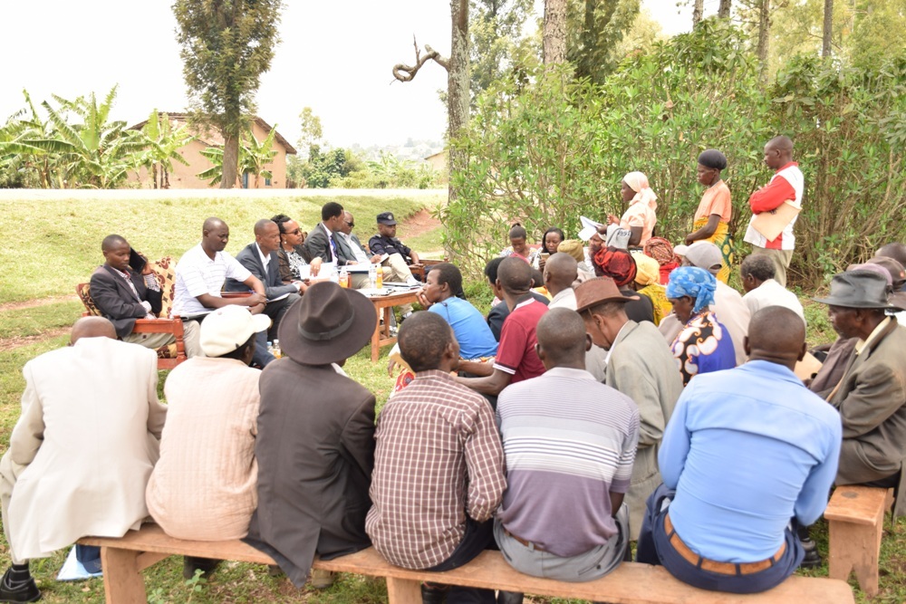 Umuvunyi Wungirije ushinzwe gukumira no kurwanya akarengane, Yankurije Odette yakiriye ibibazo by'abaturage mu Karere ka Huye