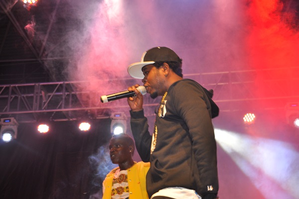 Jay Polly yatangiye aririmba live, Urban Boyz bamusanze ku rubyiniro aririmbira kuri CD