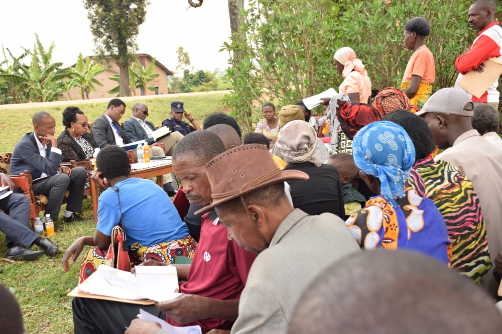 Abaturage bagaragaje ibibazo birimo ibyashoboraga kuba byarakemuwe kera ariko ntibikorwe