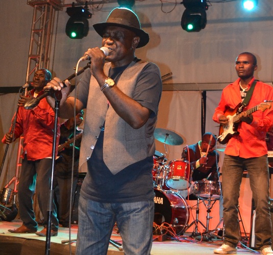 Yakuze akunda kuba umunyamyuga by'umwihariko gucura ibyuma ariko ntibyamukundiye kuko yaje kuba umuhanzi .