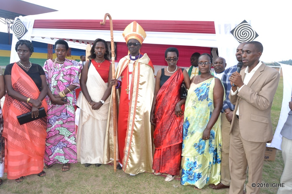 Mu ifoto y'urwibutso hamwe n'umuryango