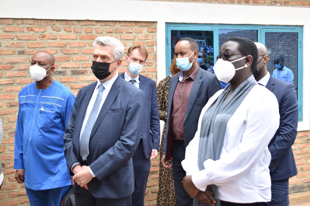 Filippo Grandi na Minisitiri Kayisire basobanurirwa uko serivisi z'ubuvuzi zihagaze muri iyi nkambi