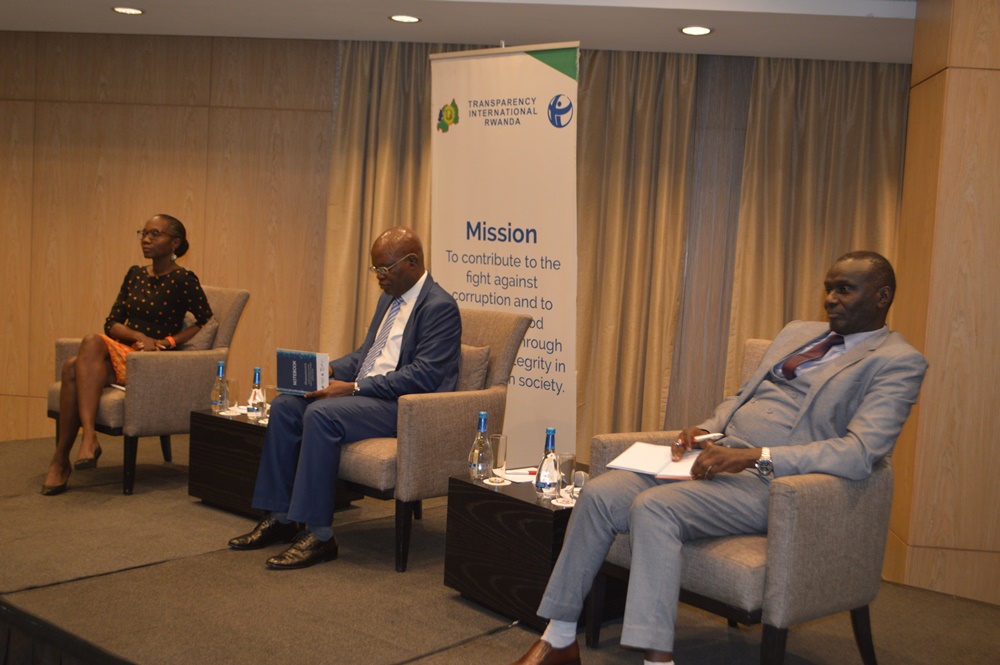 Umuyobozi wa Banki y’Isi mu Rwanda, Rolande Simone Pryce, Umuyobozi Nshingwabikorwa wa Transparency International Rwanda, Appolinaire Mupiganyi n’Umuyobozi Mukuru w’igenamigambi muri Minisiteri y’ubuhinzi n’ubworozi, Dr Semwaga Octave