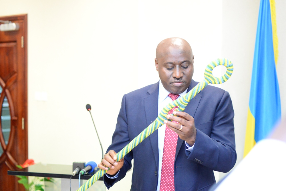 Yahawe impano ubwo yari amaze gushyikirizwa ubuyobozi bw'iyi ntara