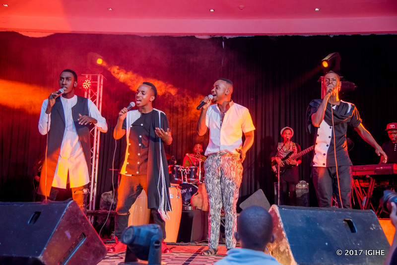 Mani Martin yahuriye kuri stage n'abaririmbyi b'abahanga bagize Yemba Voice