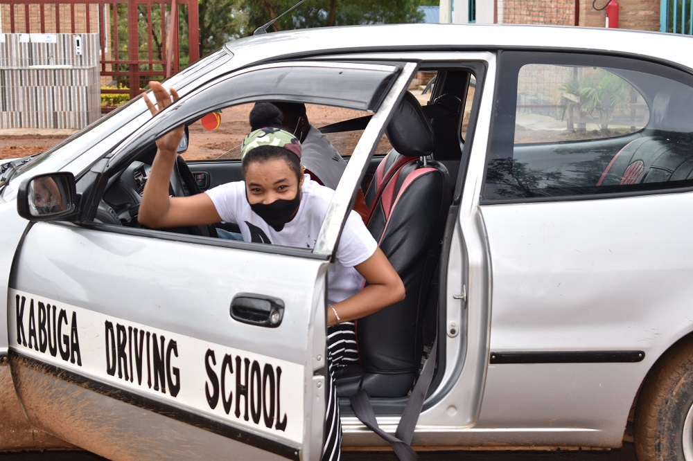 Bigishwa n'imodoka, aha uyu mukobwa yari arangije kwiga agiye guha umwanya mugenzi we