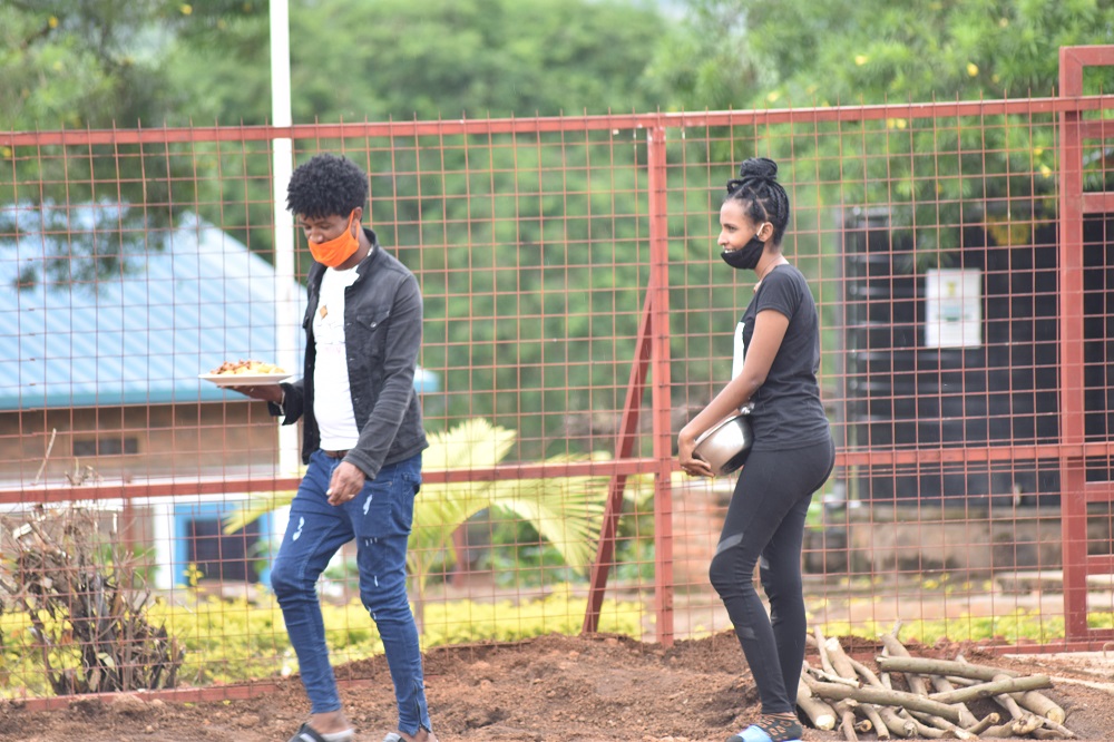 Aha uyu mukobwa yari ari kuvugana na mugenzi we wari uvuye gufata amafunguro