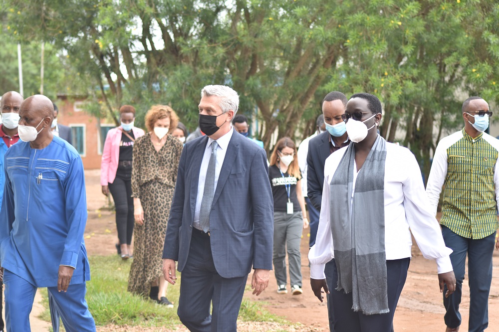 Umuyobozi w’Ishami ry’Umuryango w’Abibumbye ryita ku Mpunzi(UNHCR) Filippo Grandi yatemberejwe ibice bitandukanye bigize iyi nkambi yatujwemo impunzi zavuye Libya