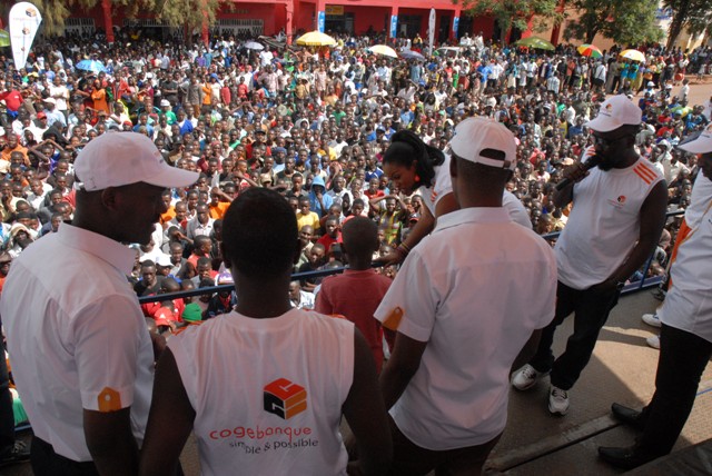 Benshi baba bakurikiye Tour du Rwanda basobanurirwa kuri serivisi n'ibikorwa bya COGEBANQUE