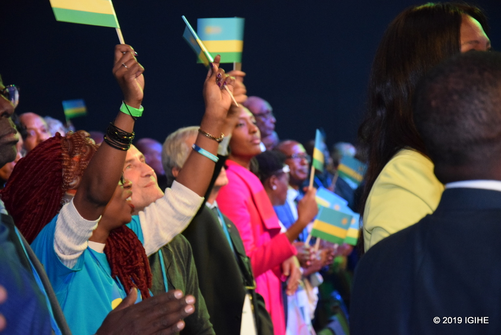 Ibendera ry'u Rwanda ryazamuwe na benshi mu bari mu Budage ahabereye Rwanda Day