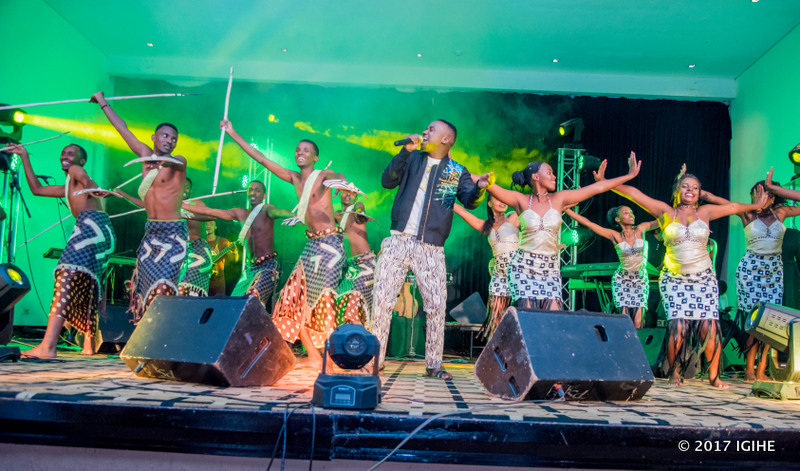 Mani Martin yaririmbye aherekejwe n'itorero ribyina kinyarwanda