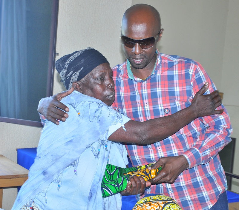 Samputu Patrick wo muri Bralirwa na we yashyikirije impano umwe mu bapfakazi ba Jenoside